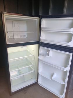 estufa buenas condiciones y refrigerador todo trabajando bien.