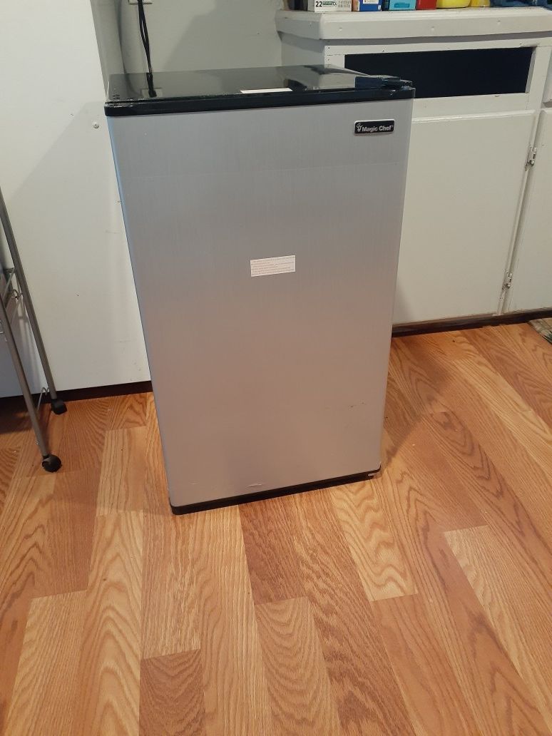 Magic chef Mini Refrigerator