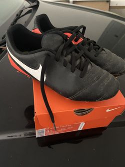 Kids soccer cleat