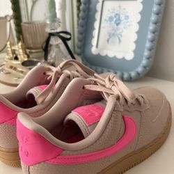 Women’s Air Force 1 Size 7 Shoe 