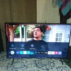 Samsung Crystal Smart Tv 43"Inch  4K Model: UN43TU700DF Smart LED-LCD (2020) Remote control Includes 