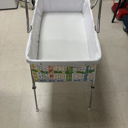 Vintage 1960’s portable crib