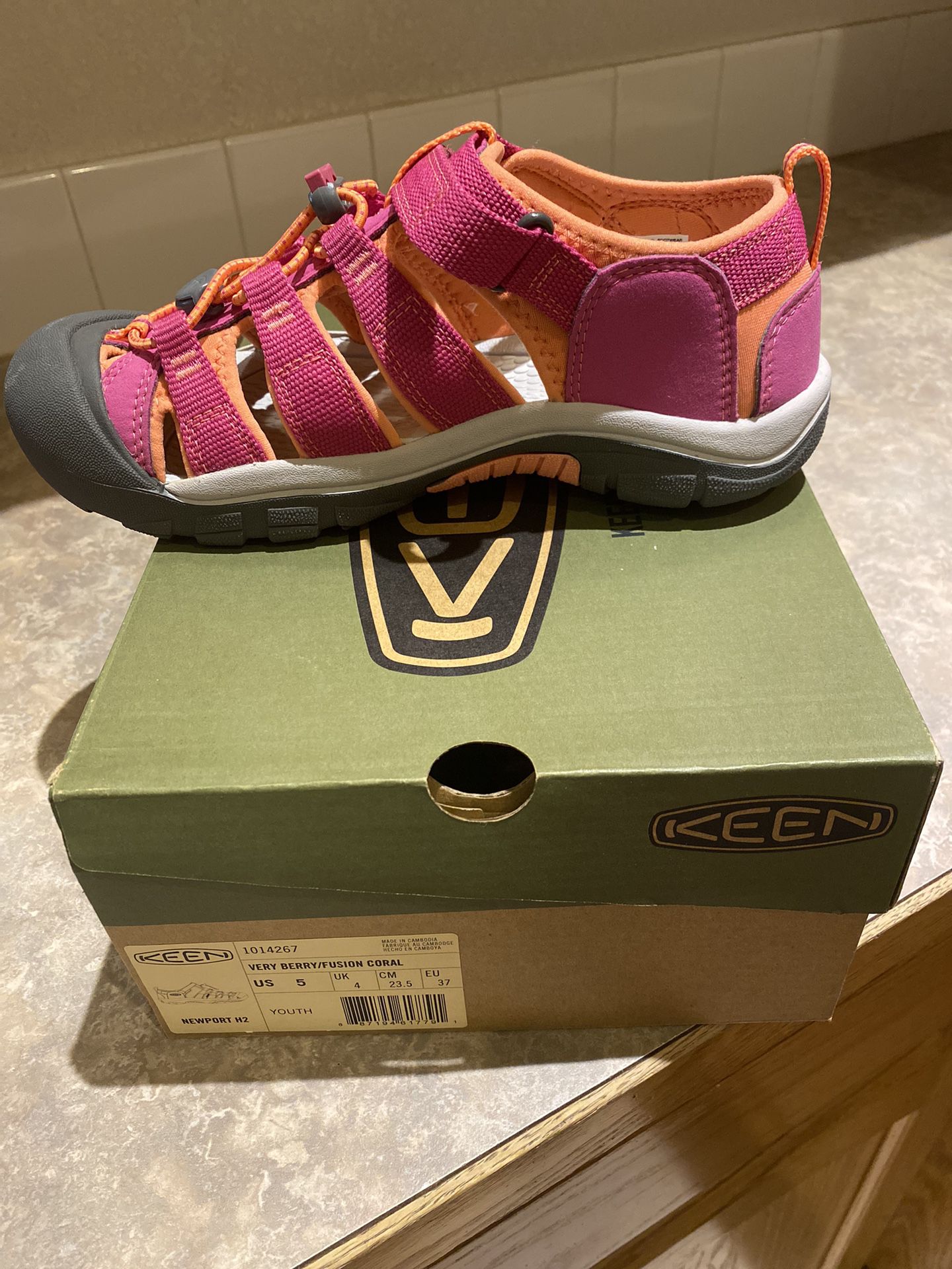 Youth Keen Footwear - Size 5- Very Berry/fushion Coral