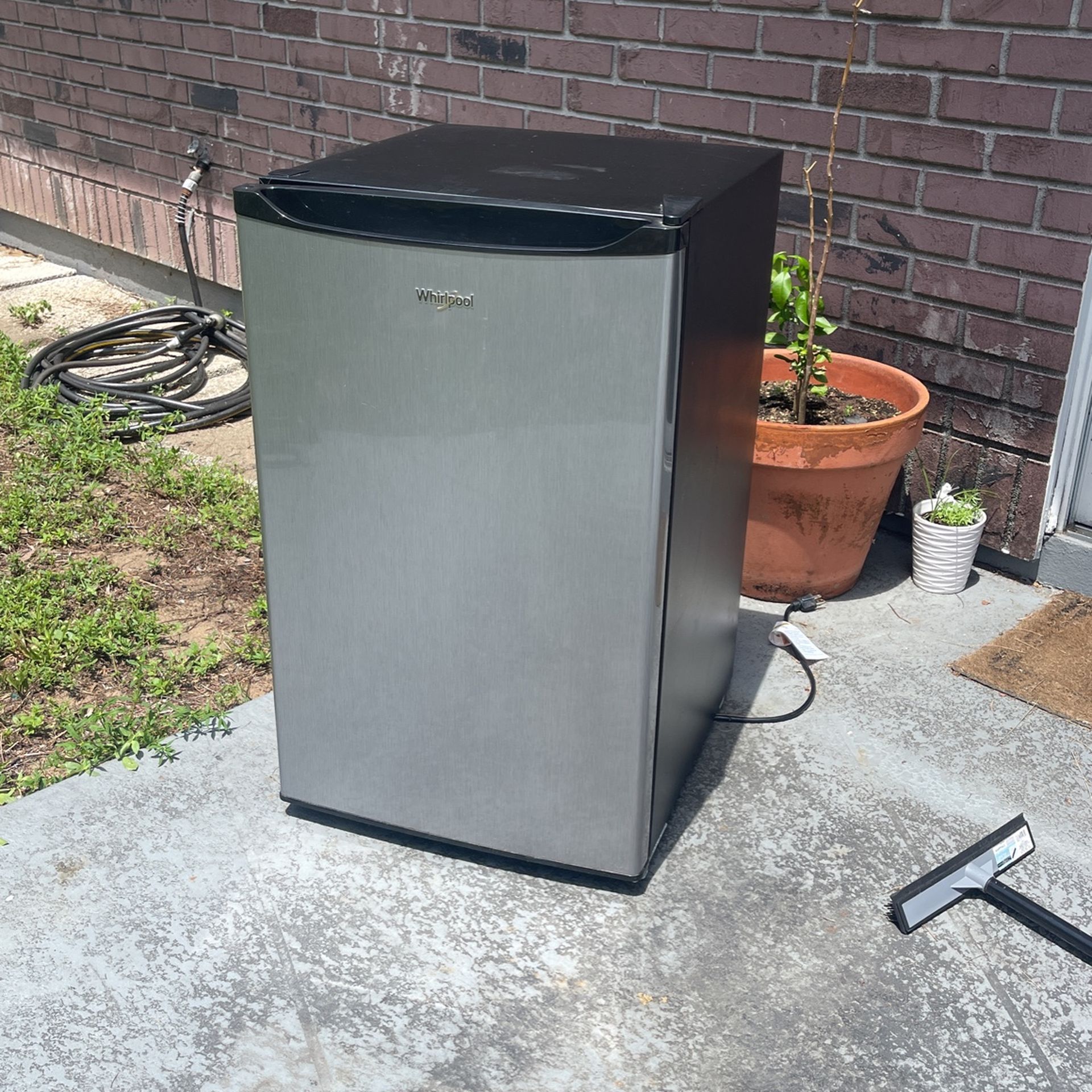 Whirlpool Mini fridge