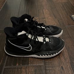 Black Kyrie Basketball Shoes 