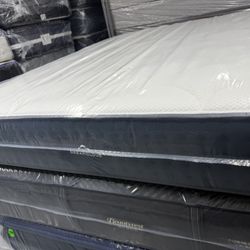 KING SIZE DREAMCLOUD MATTRESS & BOX SPRINGS BED SET