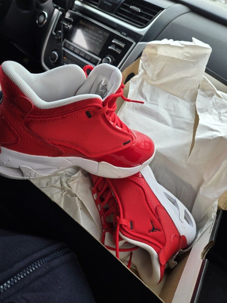 Jordan's Max Aura 4 University Red/ Black Size 6.5 Youth