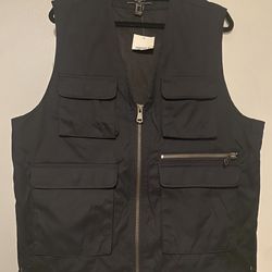 Men’s black zip up utilites cargo sleeveless vest with pockets, new size large