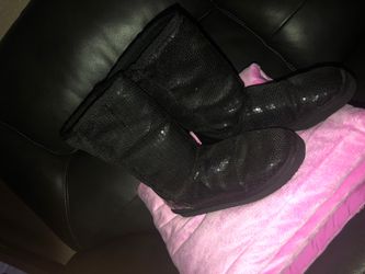 Black boots with sequin