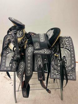 Nueva Montura Charra Bordada cantinas cuadradas