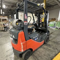 Forklift Toyota 8 Series  5000 lb 2016