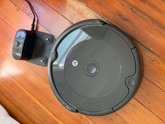 iRobot Roomba 694 Robot Vacuum with Charging Base