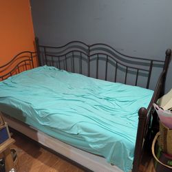 Free Day Bed With Trundle Bed And 2 Mattresses 