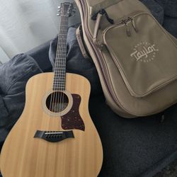 Taylor 110e Dreadnought Acoustic-Electric Guitar Natural