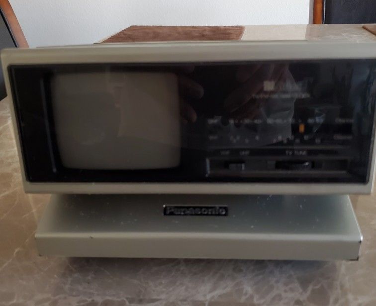 Panasonic Tv/FM-AM Radio Clock BI sider