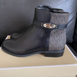 Boots MK size Is 5 New !
