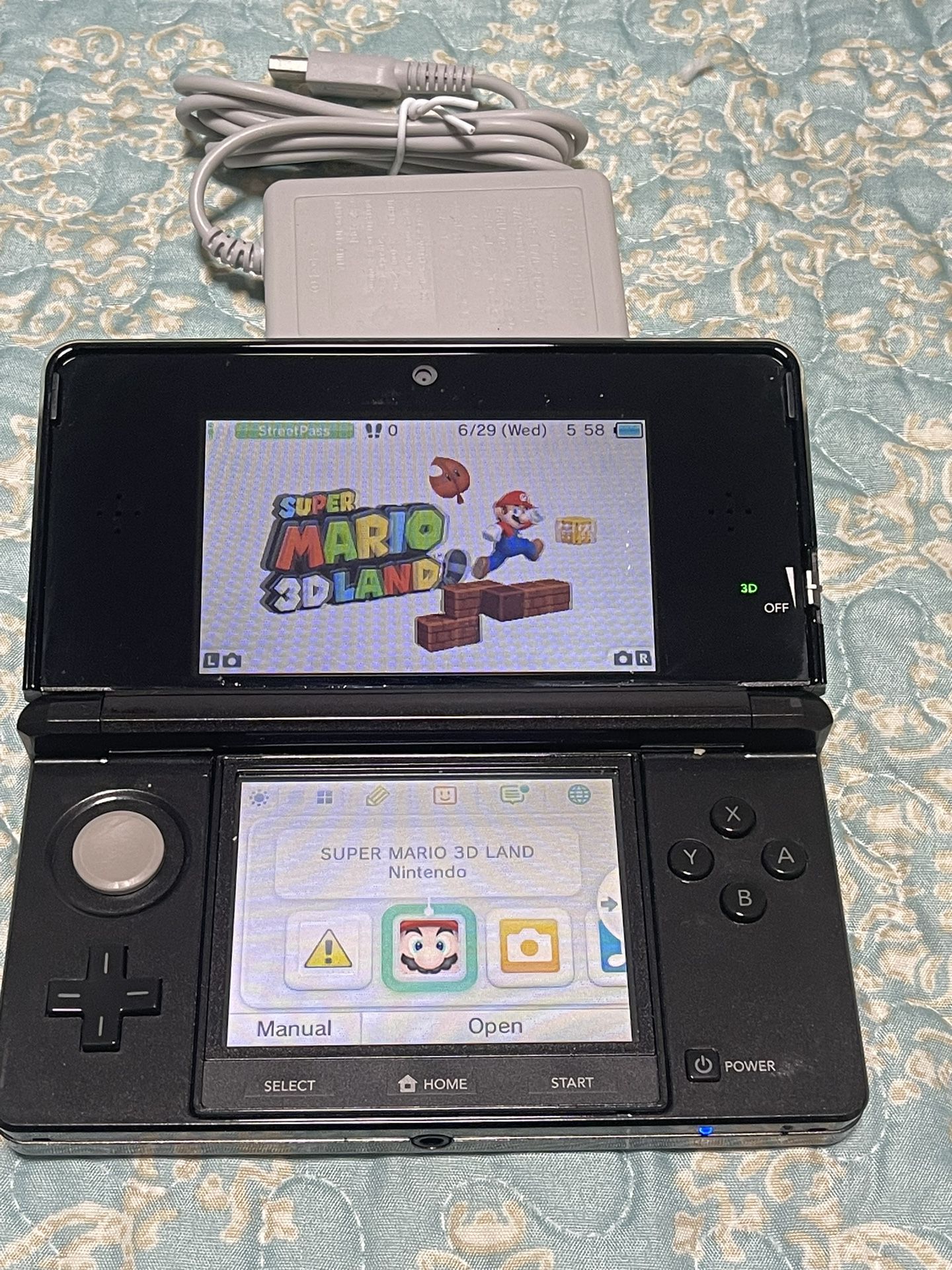 Nintendo 3DS In Good Condition Fully Functional it comes with super Mario 3D land, charger and SD Card