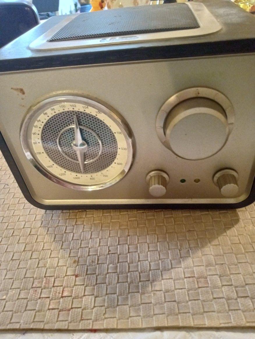 Crosley AM FM A U X Receiver Model CR 30038-bk