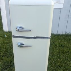 Retro Mini Refrigerator Read Description 
