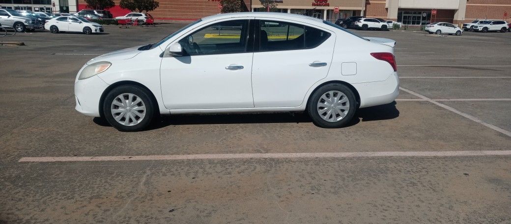 2014 Nissan Versa /Title in hand, 144k miles