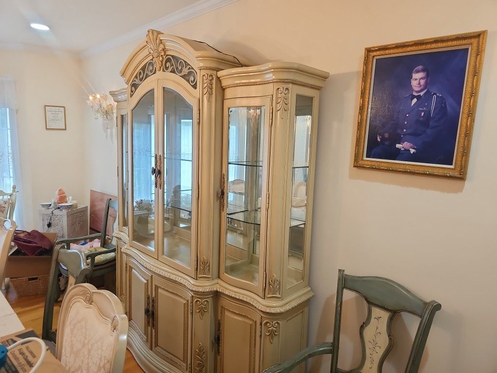 Thomasville Hutch And Dinning Table