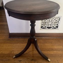 Vintage Round Mahogany Accent Table - 20x26 