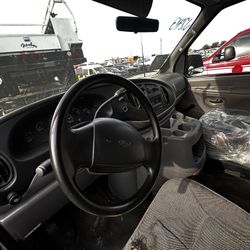 2001 Ford Econoline E350 Super Duty Cargo Van,o completa o por Partes me robaron el catalitico 