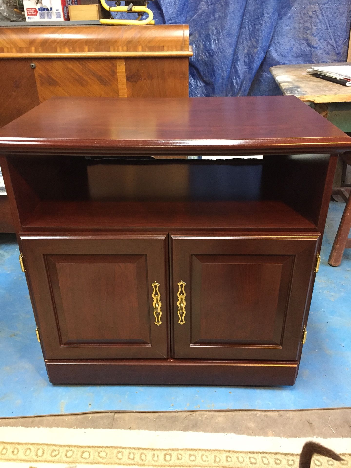 Nice microwave/tv stand,mahogany finish,27 1/2”tall,29 1/2”long,19”deep,very good condition