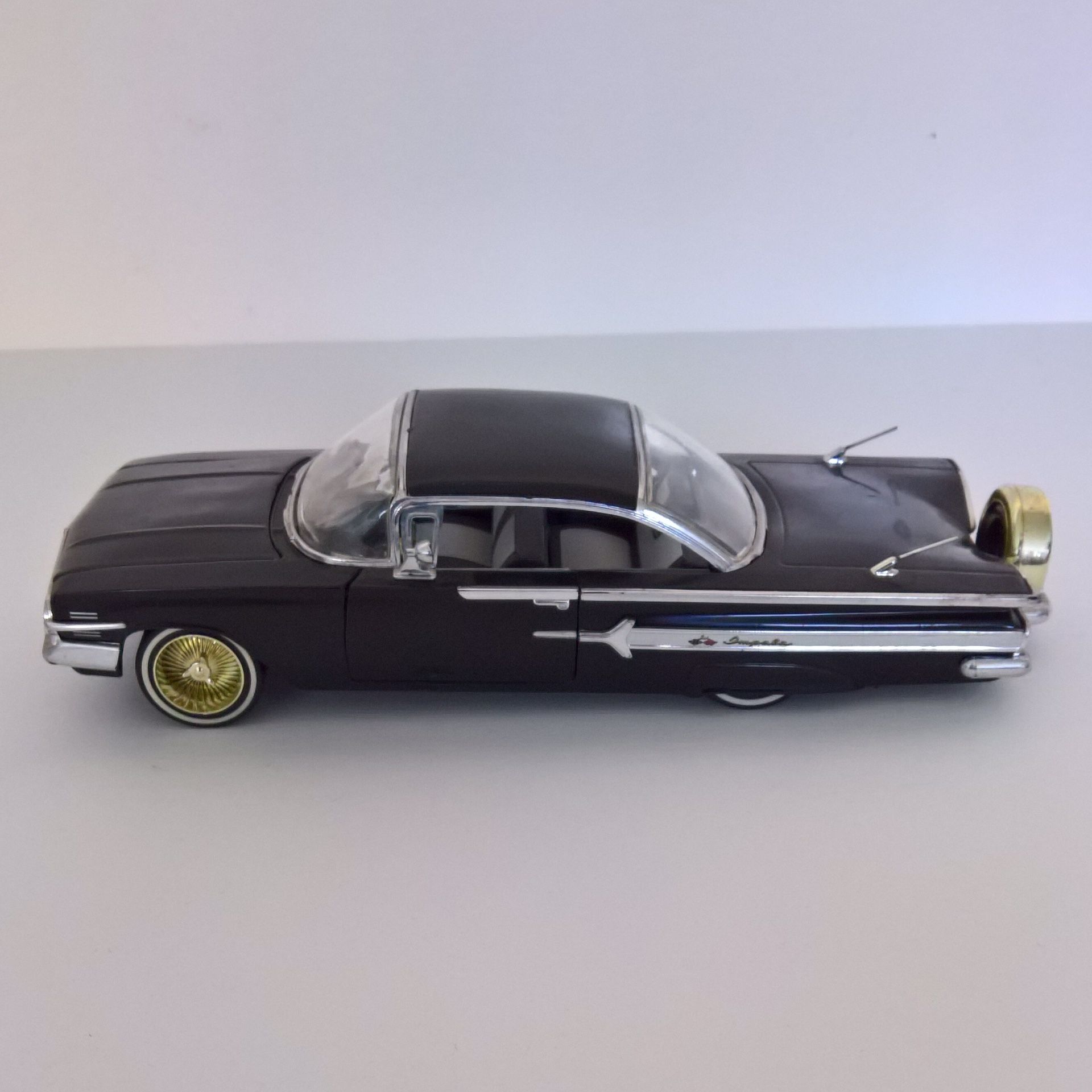 ミニカー street low 1960 chevrolet impala STREET LOW 1:64 Scale