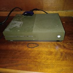 Xbox ONE 2 Controllers. 