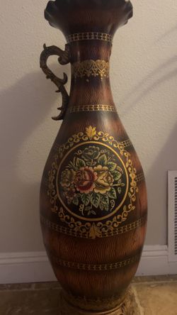 Beautiful Vase 🏺 just asking 75