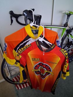 CYCLING 2 JERSEYS BEANOS VEGAS CASINO / TRIATHLON NEWPORT MEDIUM GOOD CONDITION