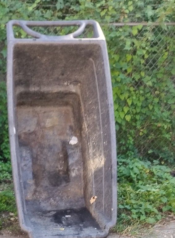 Rubbermaid Trash Cart