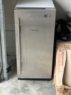 Sub Zero Ice maker