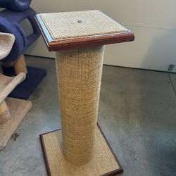 40” Tall CAT SCRATCHING POST HUGE!!
