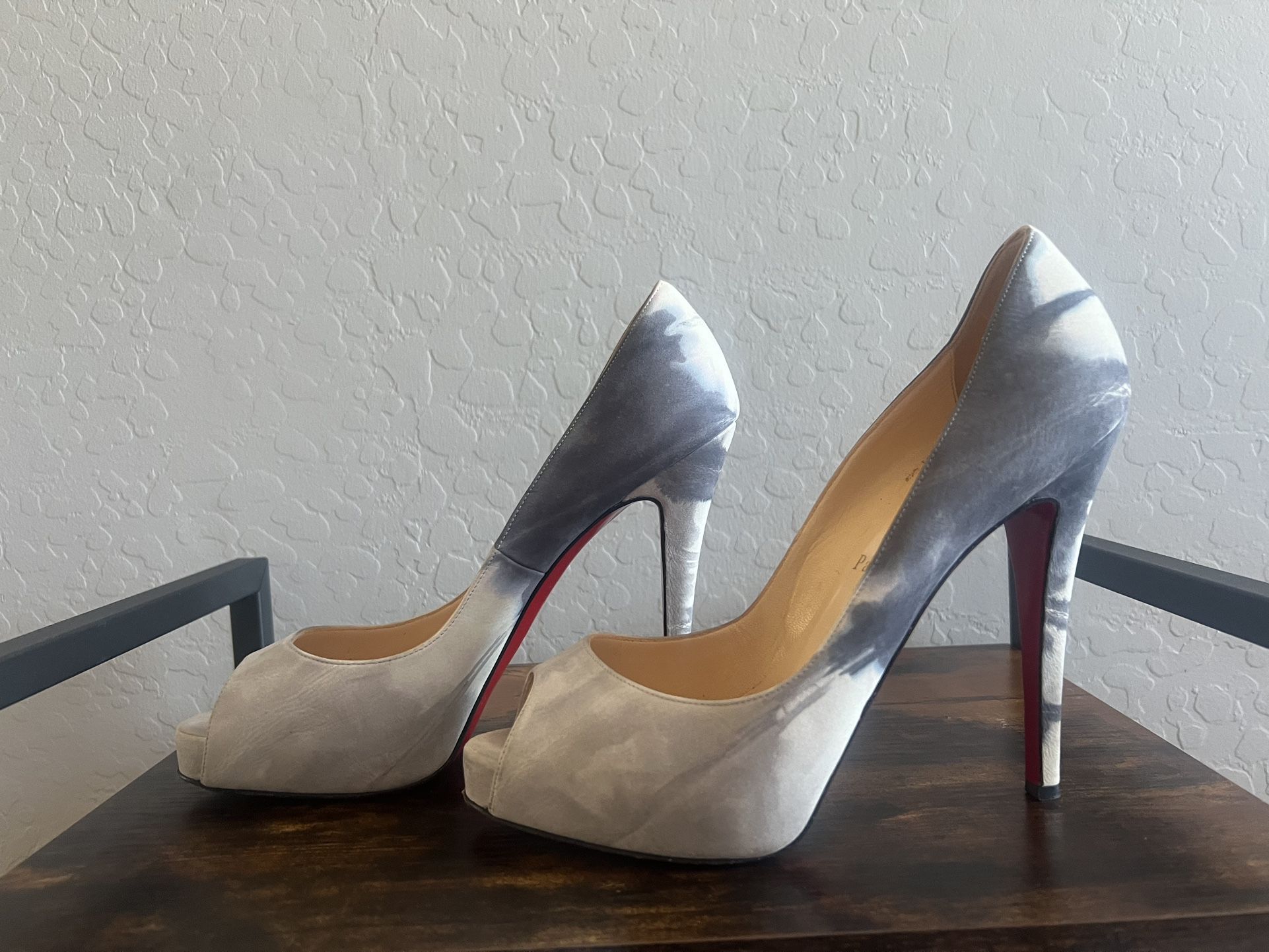 Christian Louboutin Banana Woodstock Peep Toe Heels