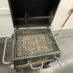 BBQ GRILL USED BUT STILL IN GOOD CONDITION 