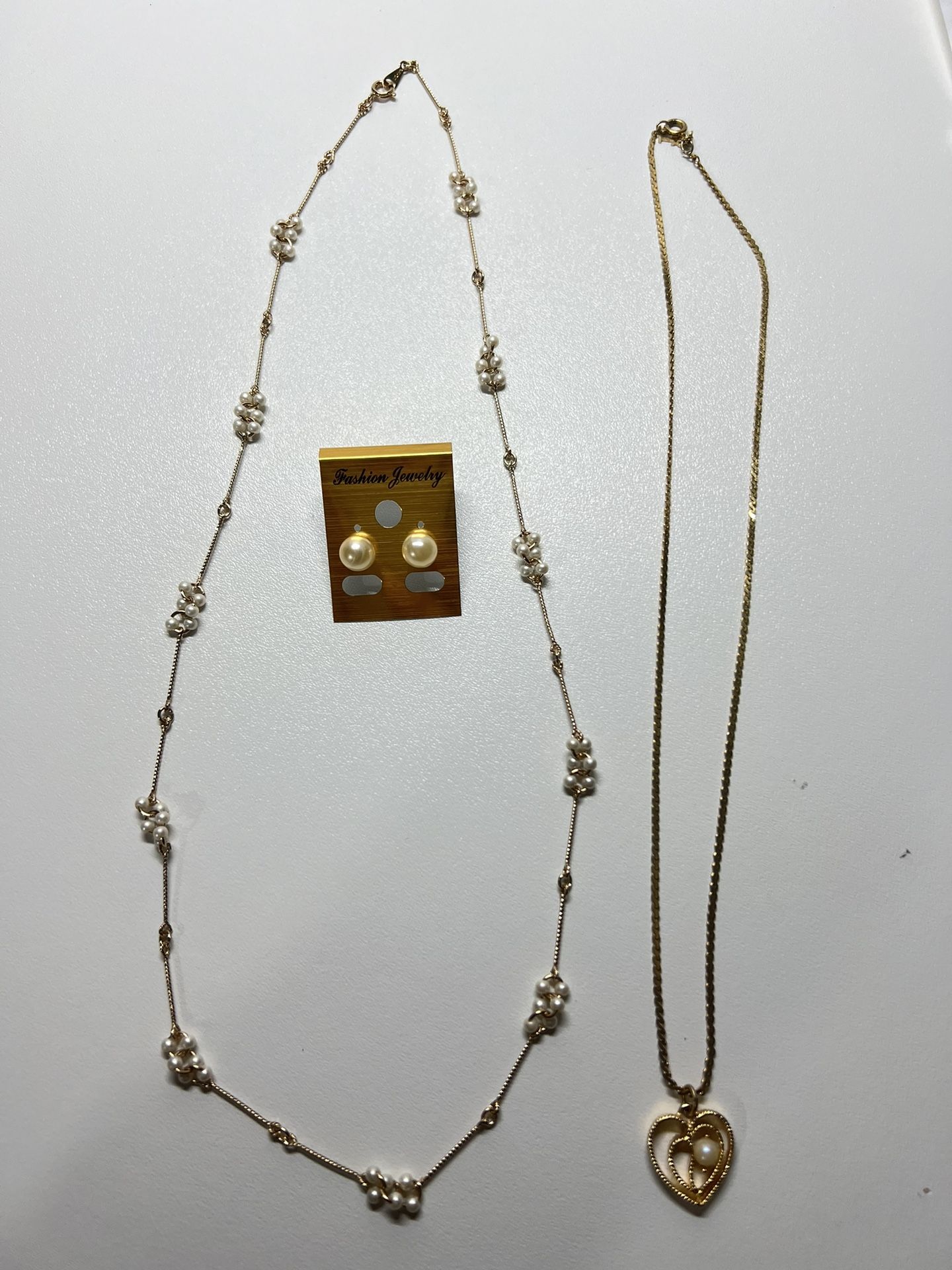 VINTAGE Avon gold tone/mini pearl necklace