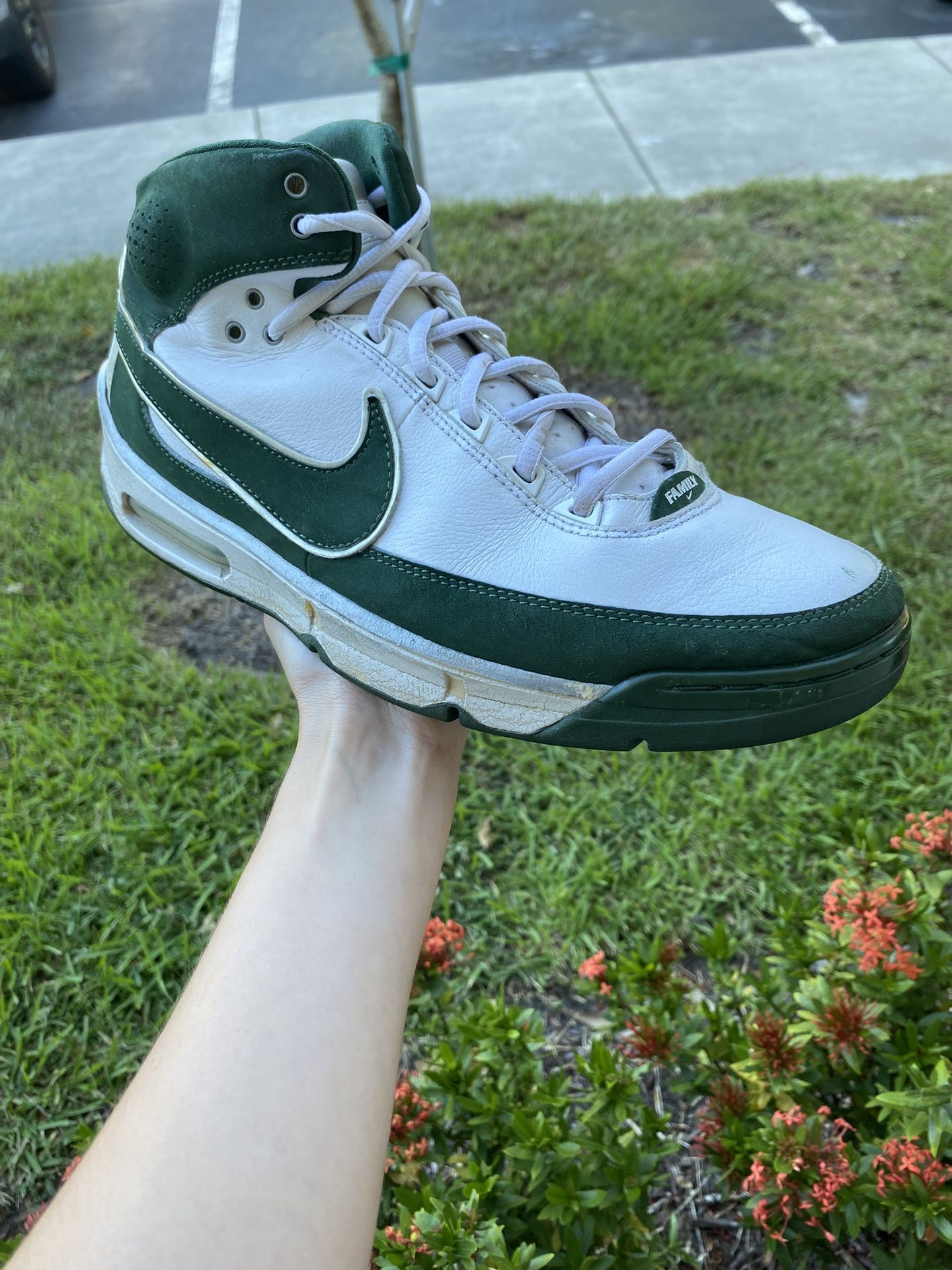 Nike Air Max Elite Green/white Men’s Size 10.5