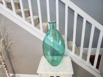 Glass Tall vase In Perfect Condition