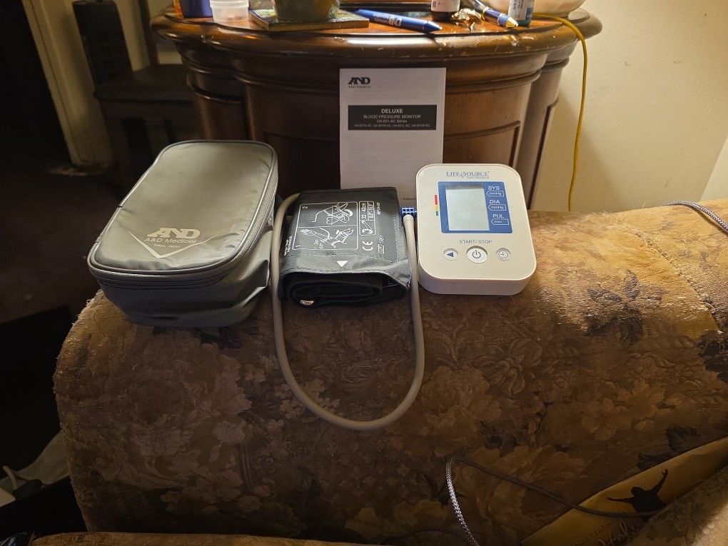 AUTOMATIC BLOOD PRESSURE MONITOR