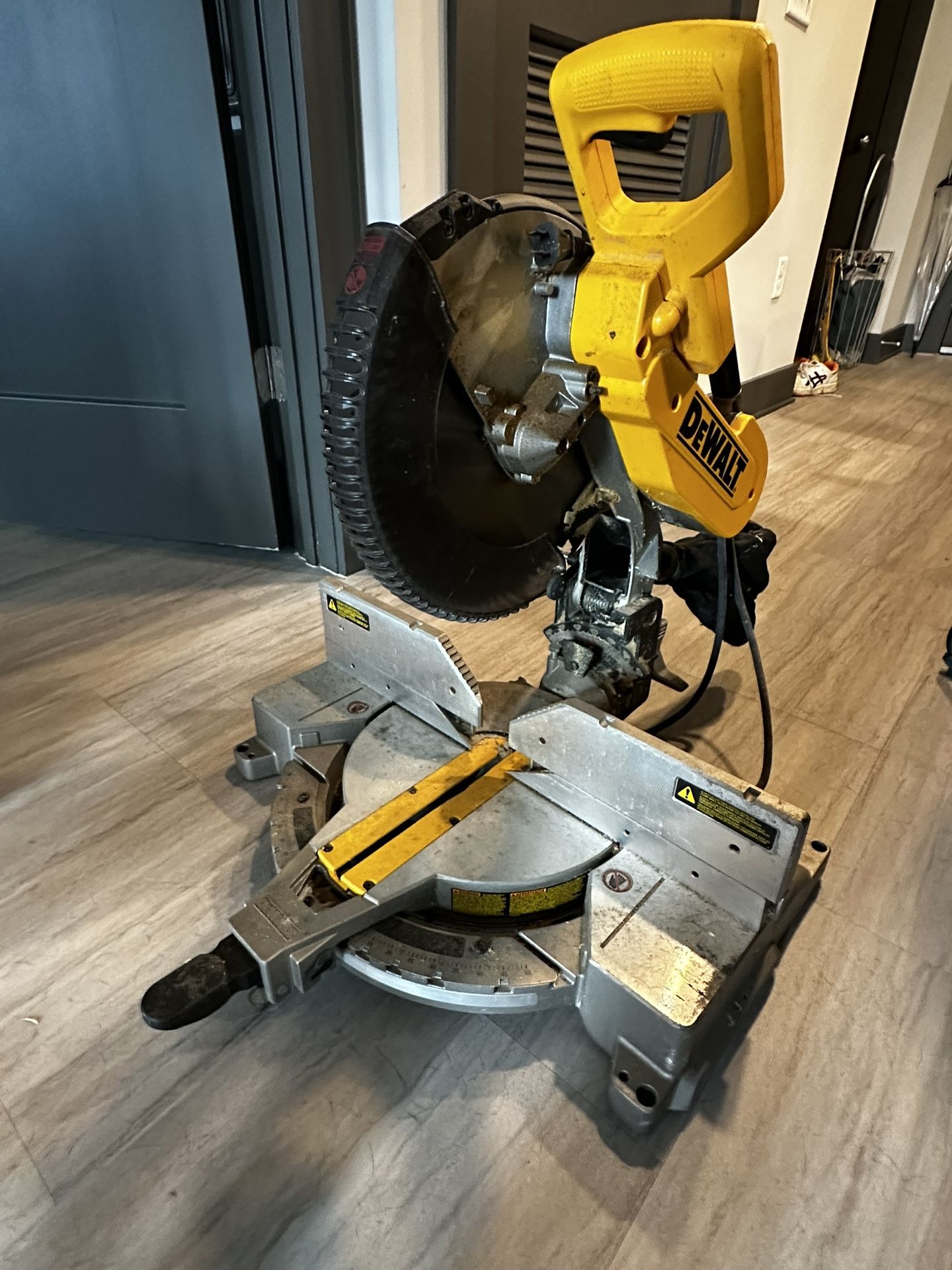 DeWalt Compound Dual-Bevel Miter Saw