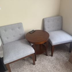 Living room table and two Chairs 