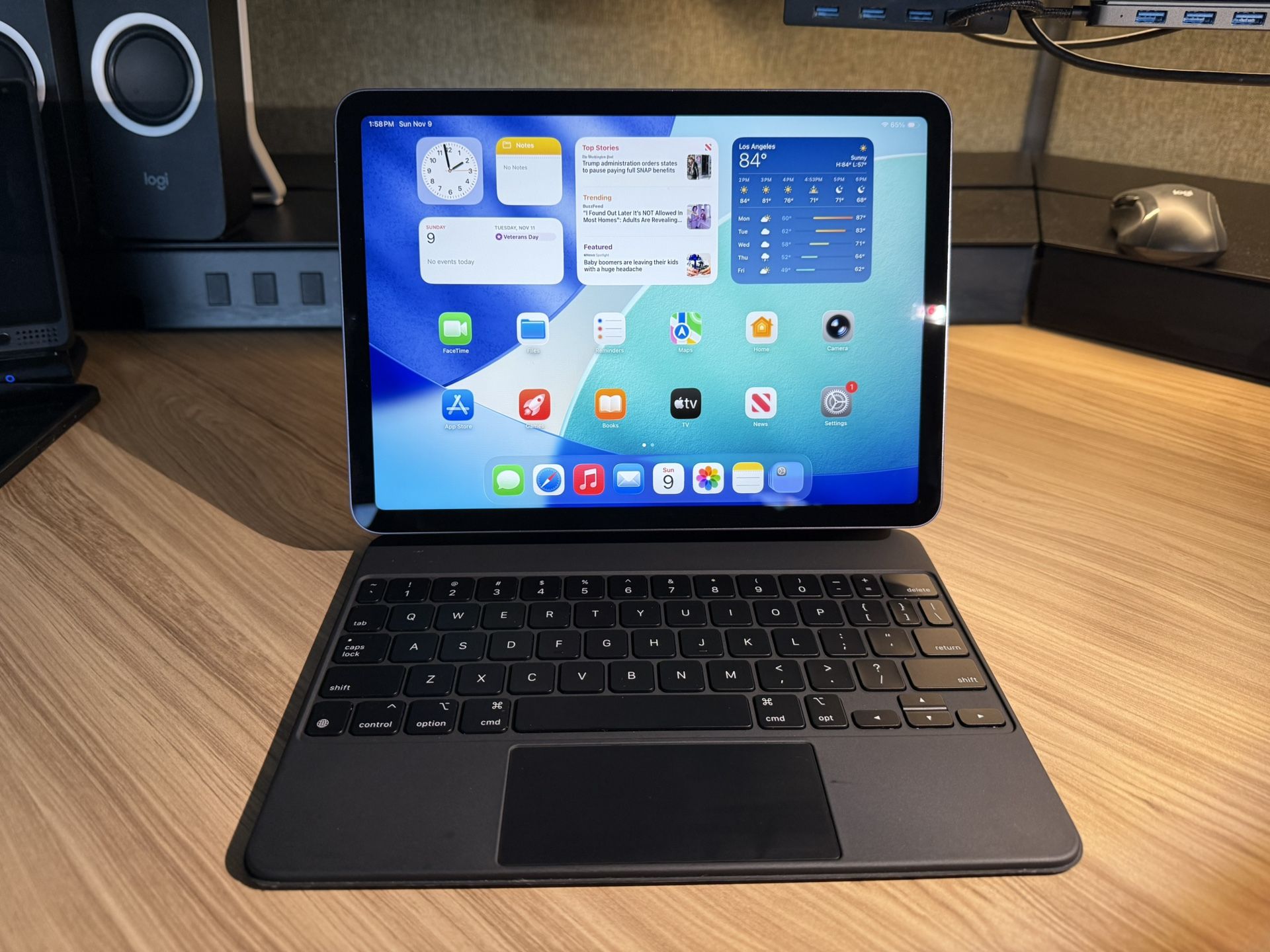 Apple iPad Air 5th Gen Deep Purple 256gb WiFi With Magic Keyboard