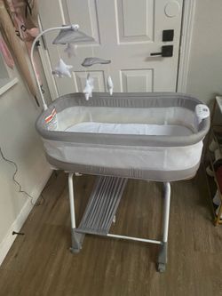 Simmons Kids' Shooting Star Rocking Bassinet with Airflow Mesh - Platinum