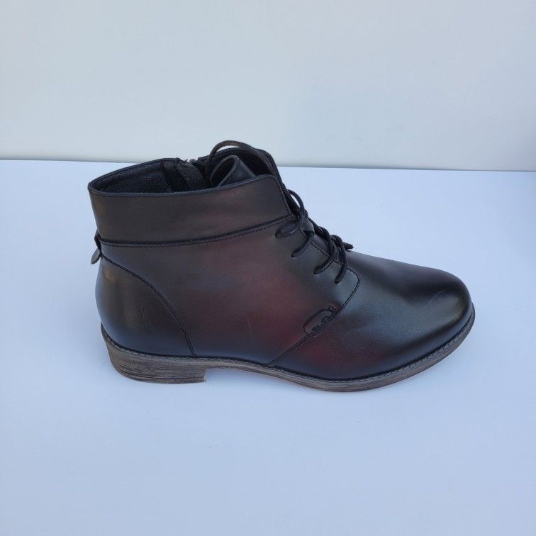 1 Amputee Propet Women's lace ankle boots Size 9.5