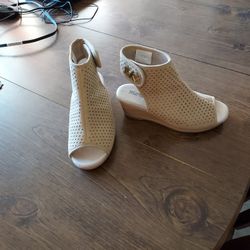 NEW MICHAEL KORS SANDELS GIRLS SHOES SIZE 3.  $30.00