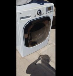 LG TrueSteam Front-Load Dryer , gas