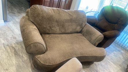 Loveseat, grand color really good condition, free