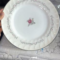 Fine China of Japan Royal Swirl. Dinner plate.